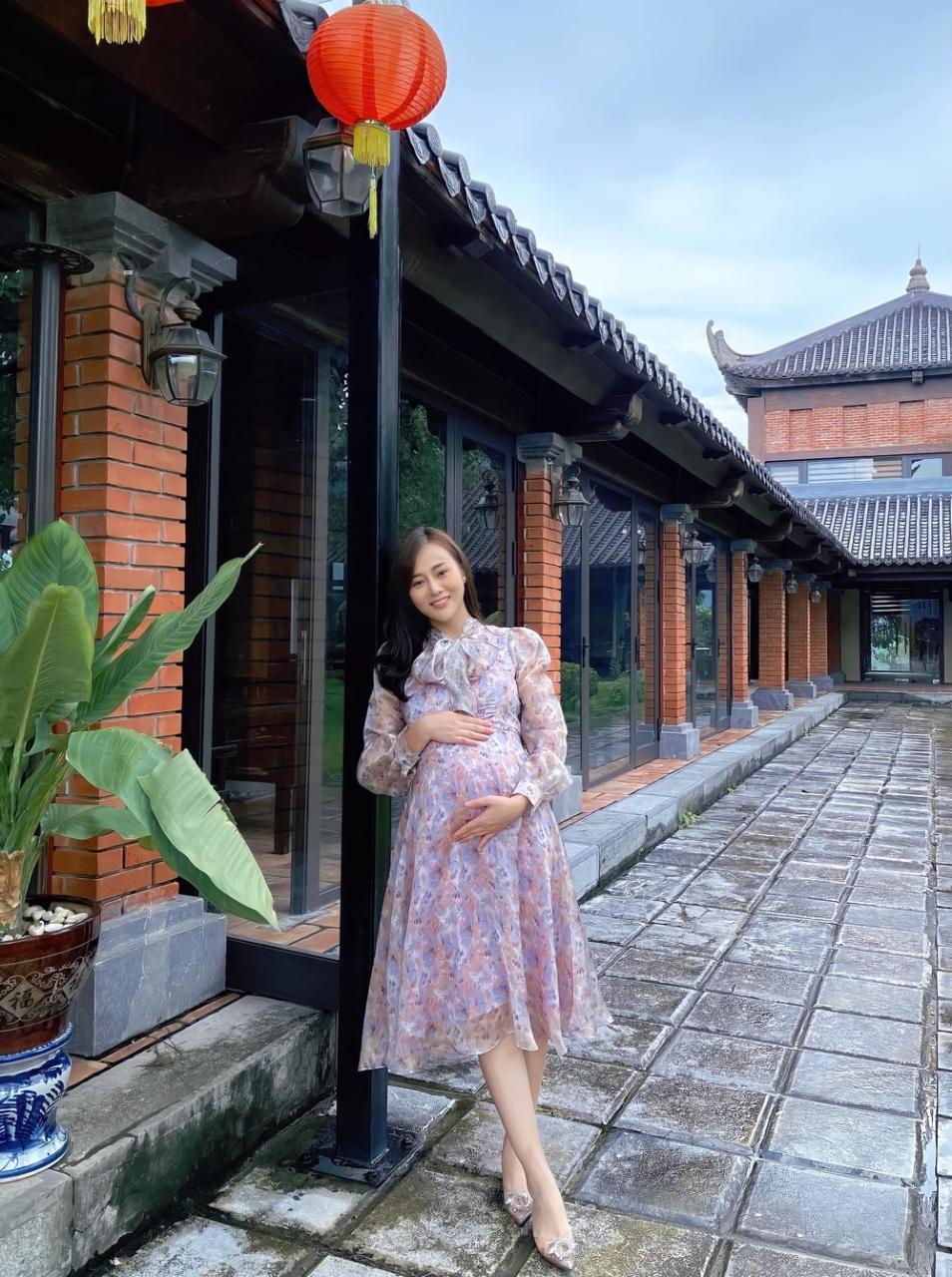 Phương Oanh lộ bụng bầu