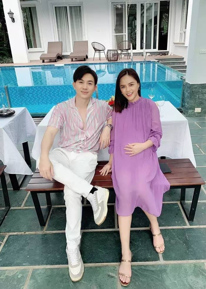 Phương Oanh lộ bụng bầu