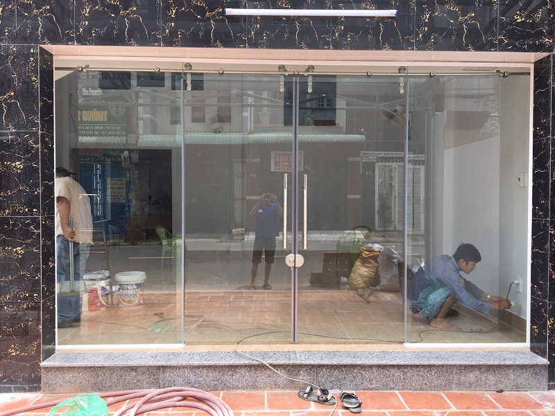 Những điều cần biết về cửa lùa kính cường lực