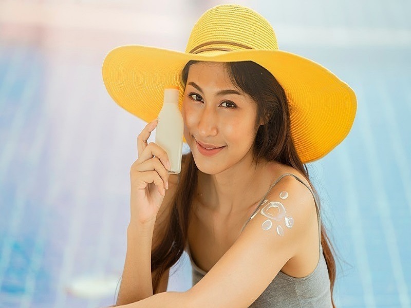 Kem chống nắng vật lý hay kem chống nắng hóa học? Nên dùng loại nào