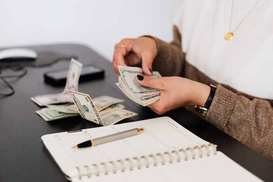 Cắt giảm chi tiết là cách tiết kiệm tiền trả nợ mang lại hiệu quả cao